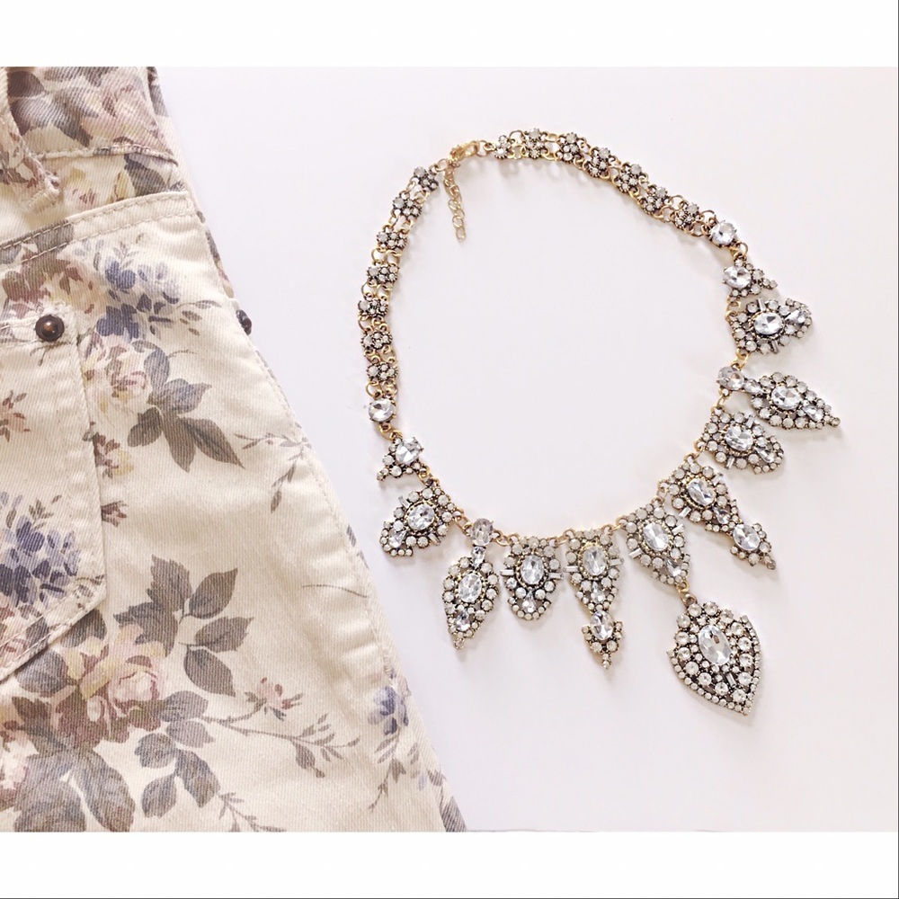 Last 1!  Crystal Flower Statement Necklace - Picture 2 of 8